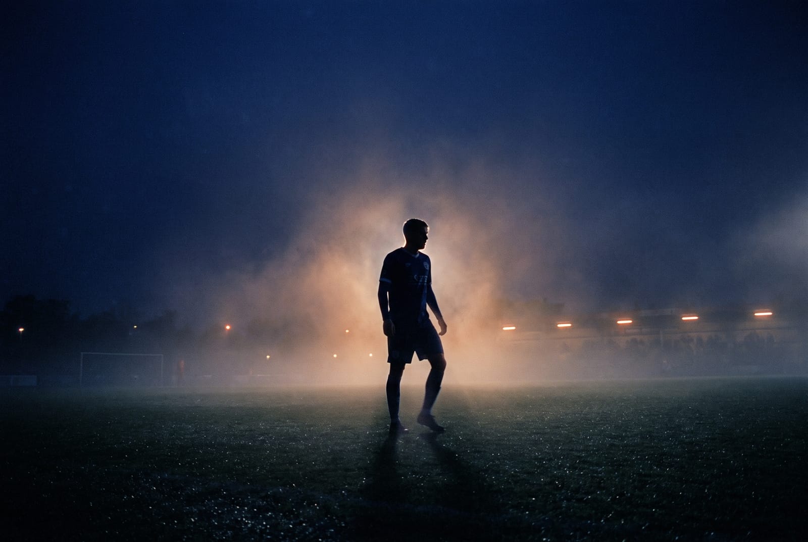 Un estadio de fútbol profesional al atardecer